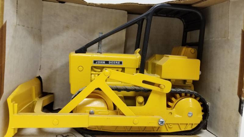 lot 1148 image: Ertl John Deere Crawler, 116 scale, #521, NIB