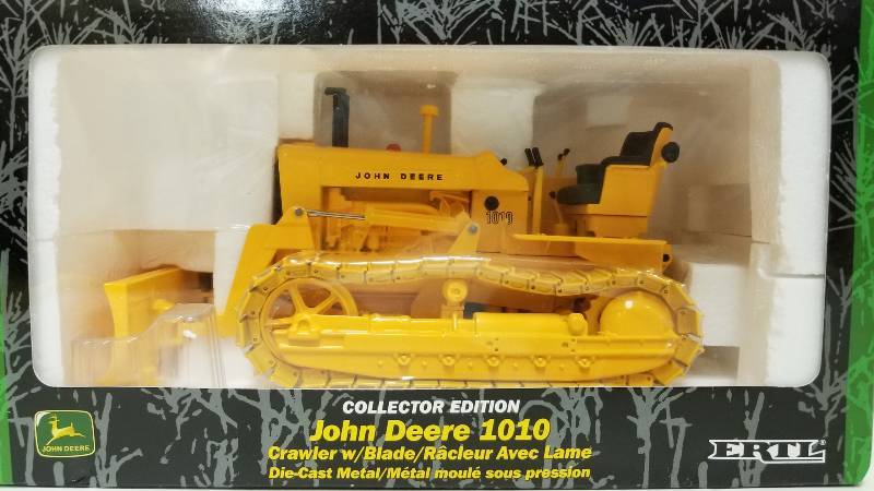lot 1150 image: Ertl Collector Edition John Deere 1010 Crawler wBlade (metal tracks), 116 scale, #15190, NIB