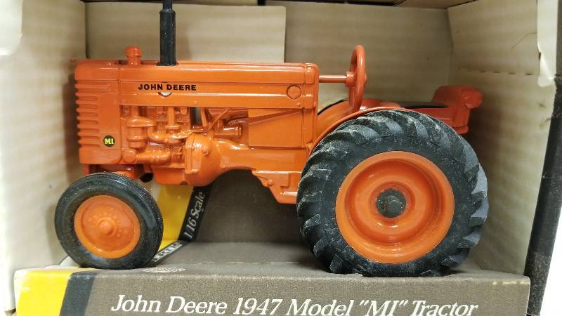 lot 1151 image: Ertl John Deere 1947 Model MI Tractor (orange), 116 scale, #5628, NIB