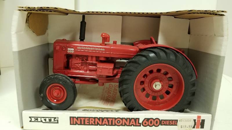 lot 1155 image: Ertl International 600 Diesel Tractor wide front, 116 scale, #282, NIB