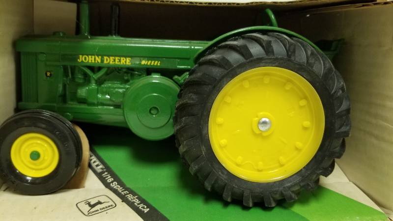 lot 1157 image: Ertl John Deere Model R Diesel Tractor, 116 scale, #544, NIB