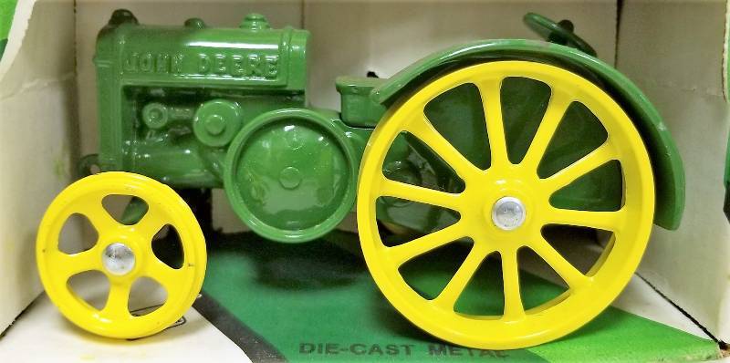 lot 1158 image: Ertl John Deere Model D Tractor, 116 scale, #500, NIB