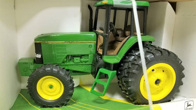lot 1160 image: Ertl Collectors Edition John Deere 7800 Tractor wMFWD and Duals, 116 scale, # 5619CA, NIB