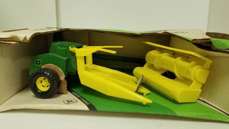lot 1165 image: Ertl John Deere Forage Harvestor wpick up attachment, 116 scale, # 509, NIB