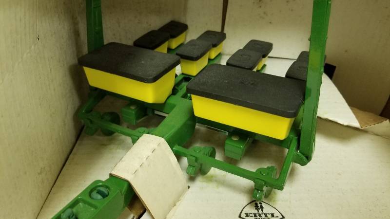 lot 1167 image: Ertl John Deere 4 row Corn Planter, 116 scale, #595, NIB