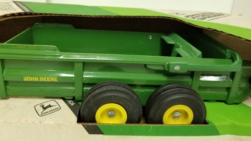 lot 1168 image: Ertl John Deere Hydra Push Spreader, rubber tires, 116 scale, #549, NIB
