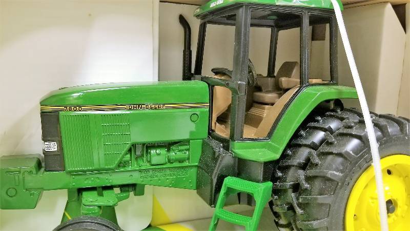lot 1169 image: Ertl John Deere 7800 Row Crop Tractor wDuels, 116 scale, #5627CA, NIB