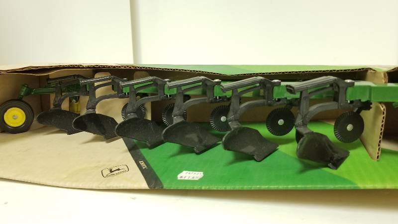 lot 1171 image: Ertl John Deere Plow, 6 bottom, 116 scale, #525, NIB