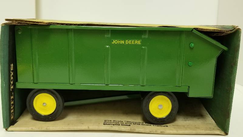 lot 1172 image: Ertl John Deere Chuck Wagon, 116 scale, # 533, NIB
