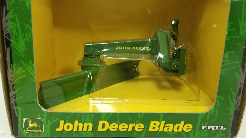 lot 1174 image: Ertl John Deere Blade, Hitch attach, 116 scale, # 15052, NIB