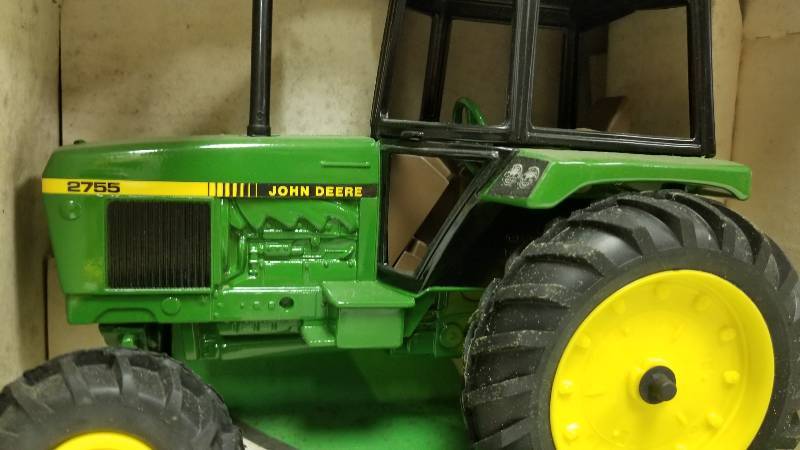 lot 1181 image: Ertl John Deere 2755 Utility Tractor, 116 scale, # 5579, NIB