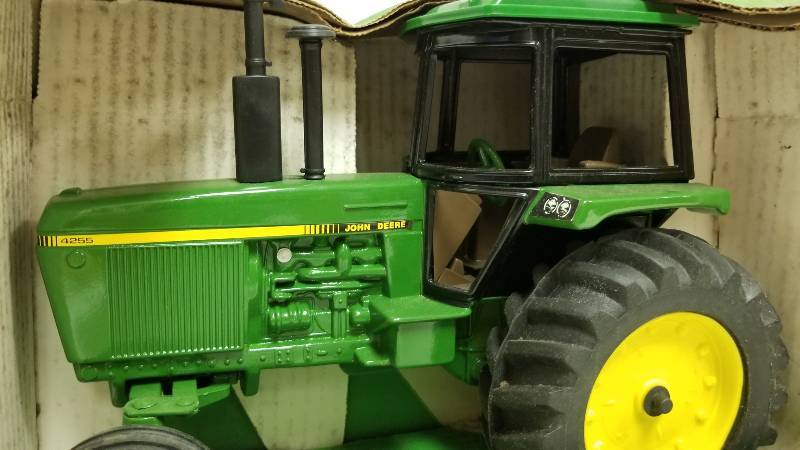 lot 1183 image: Ertl John Deere 4255 MFWD Tractor, 116 scale, # 5583, NIB