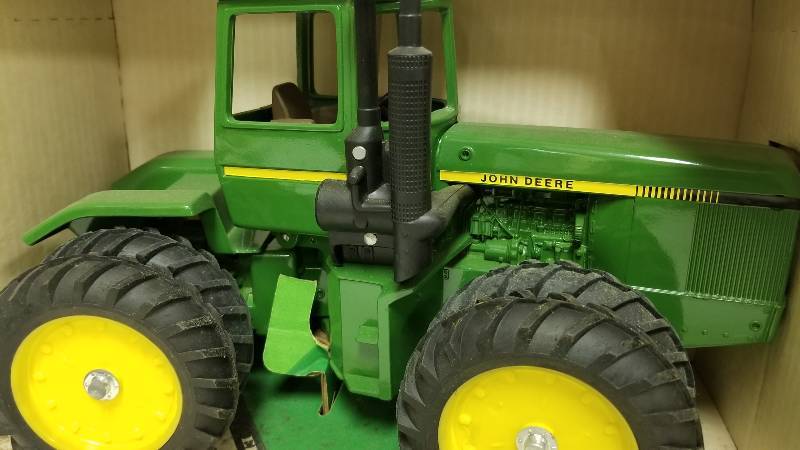 lot 1185 image: Ertl John Deere 4-Wheel Drive Tractor, Duals front and back,116 scale, # 5508, NIB