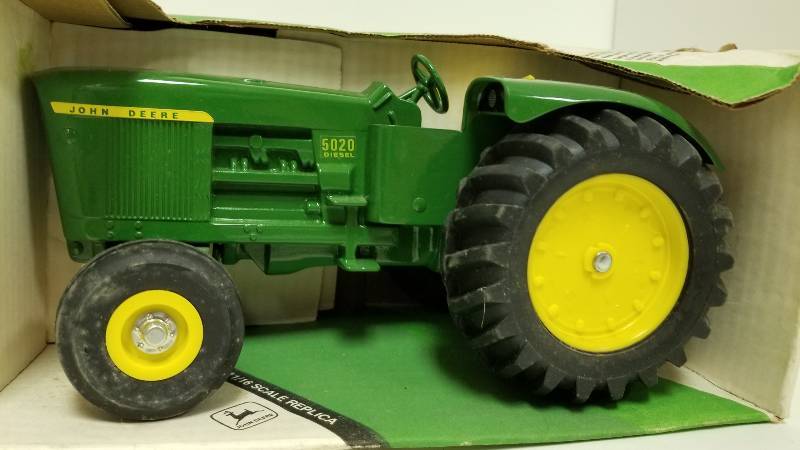 lot 1187 image: Ertl John Deere 5020 Diesel Tractor, 116 scale, #555, NIB