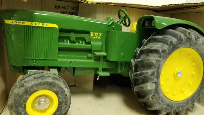 lot 1188 image: Ertl John Deere 5020 Diesel Tractor, 116 scale, #555, NIB