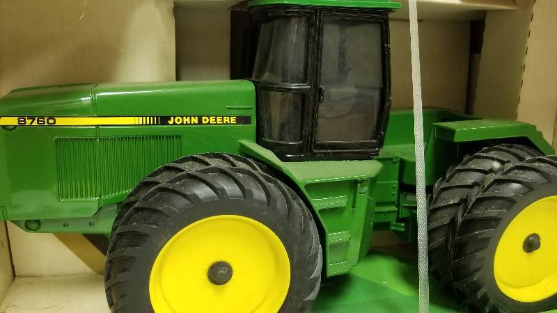 lot 1189 image: Ertl John Deere 4-Wheel Drive Tractor, duals front and back, 116 scale, # 5595, NIB