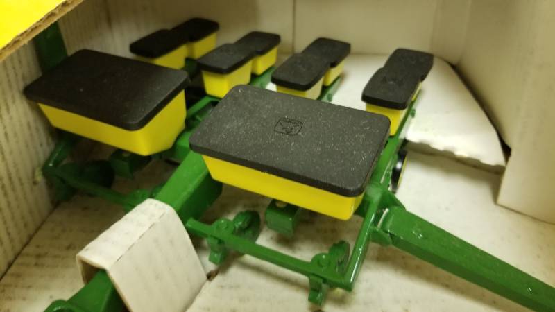 lot 1190 image: Ertl John Deere Corn Planter4 row, 116 scale, #595, NIB
