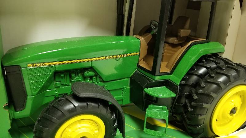 lot 1198 image: Ertl John Deere 8400 Tractor, FWA, Duals back, 116 scaloe, #5786CA, NIB