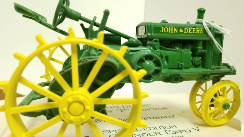 lot 1202 image: Ertl 65th Anniv Two-Cylinder Expo V  John Deere 1930 Series P Tractor, 116 scale, #5794TA