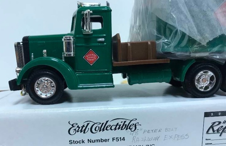 lot 1261 image: Ertl Semi, Railway Express, 164 scale, See Pix for detail, NIB