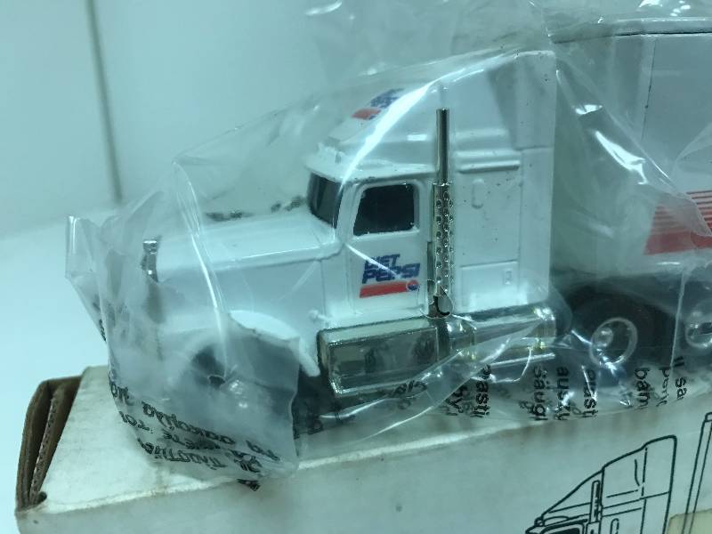 lot 1268 image: Ertl Semi, Diet Pepsi IH Cab wTrailer, 164 scale, 7505,  See Pix for detail, NIB
