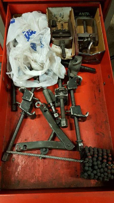 lot 1005 image: Big lot of presses, pullers and lots of strut tools.  Bargains in this drawer.