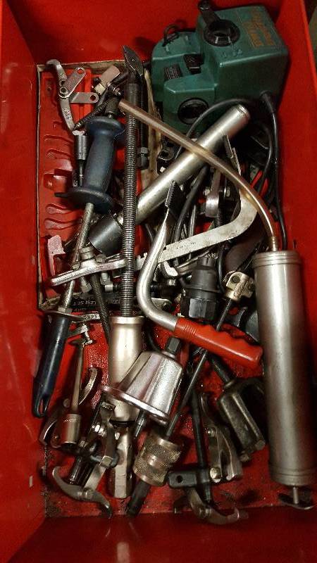 lot 1006 image: Big lot of presses, pullers, drill bit sharpener, and pump to pull lubricant and lots of differential bearing tools.