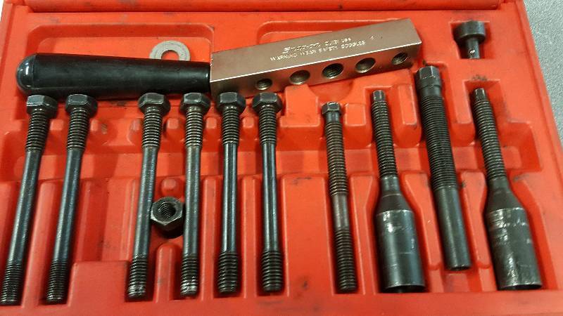 lot 1017 image: Complete special steering wheel puller kit.