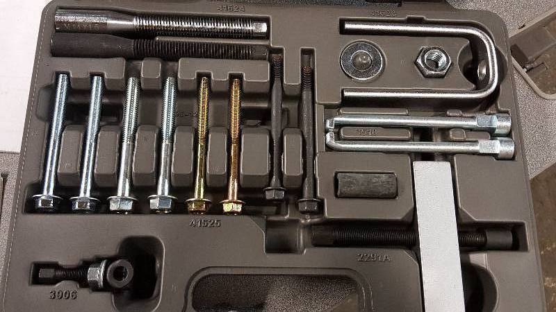 lot 1018 image: Complete special steering wheel puller kit.