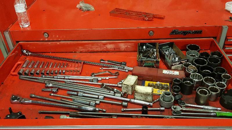lot 1022 image: Several thousand dollars of Snap On stuff here guys.  Did you notice that 36 Snap On break over bar