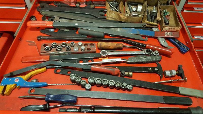 lot 1024 image: If youre in the business, youll recognize a bunch of specialty tools and pieces you probably dont have and need here.