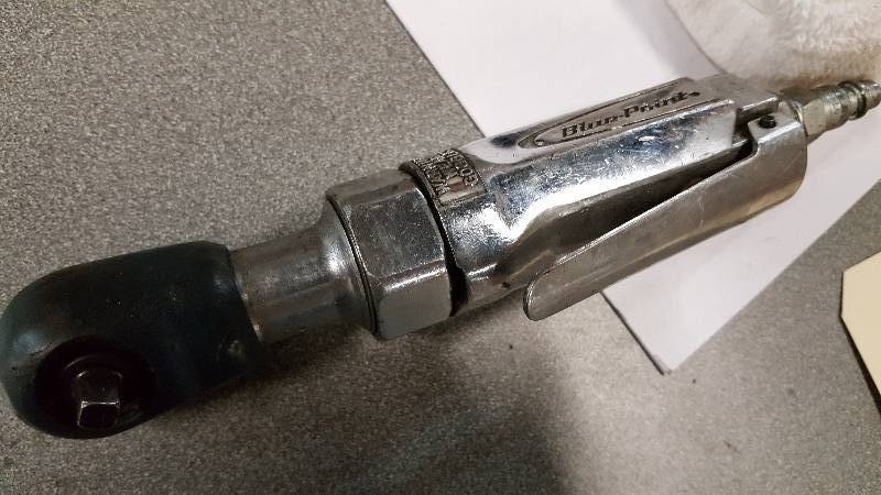 lot 1043 image: 14 Snap On Blue Point air ratchet in excellent condition