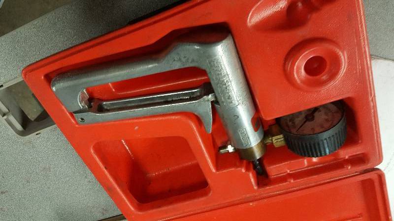 lot 1062 image: Snap On vacuum testing kit with storage case