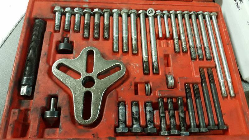 lot 1063 image: Snap On universal puller kit with assorted hardware