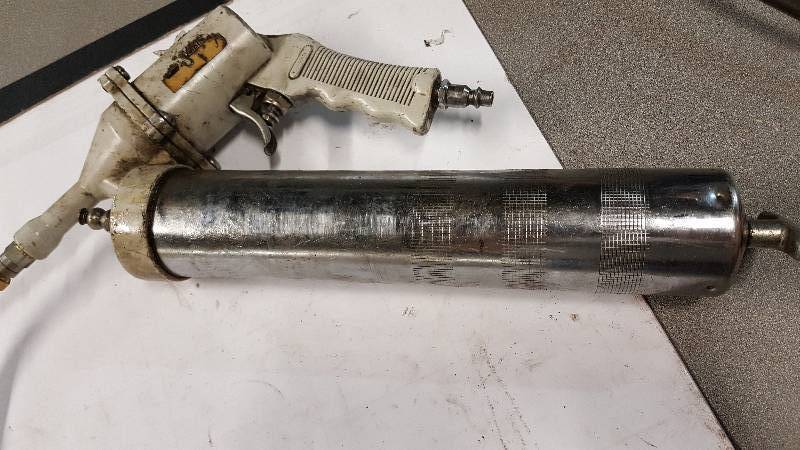 lot 1078 image: Pneumatic grease gun ready to pack it in