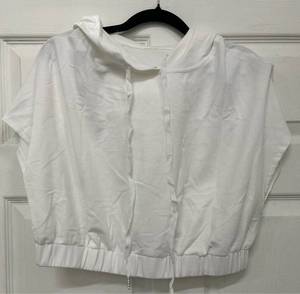 lot 3148 image: Women��s White 2 Piece Outfit Skort Sweatshirt Crop Top XXL