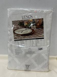 lot 3162 image: Lenox Tablecloth Size Wide Width 70 in x 86 in Oval