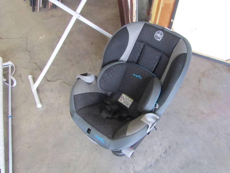 lot 4006 image: Evenflo Childs Car Seat