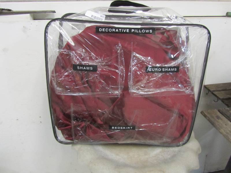 lot 4023 image: Red Queen Bed Set