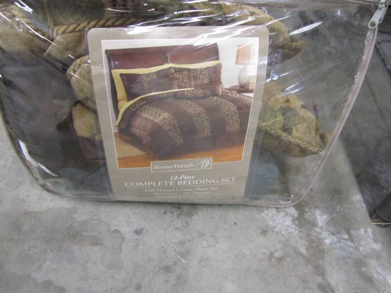 lot 4022 image: 12 Piece Bedding Set