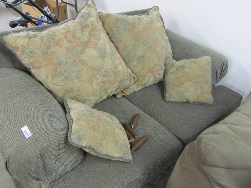 lot 4041 image: Loveseat  Matches Lot 4042