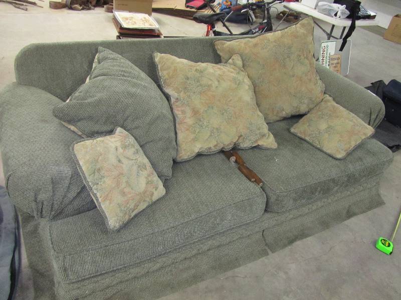 lot 4042 image: Couch Sofa  - Matches Lot 4041