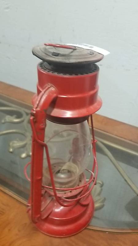 lot 4050 image: Red Railroad Style Lantern- Good Globe