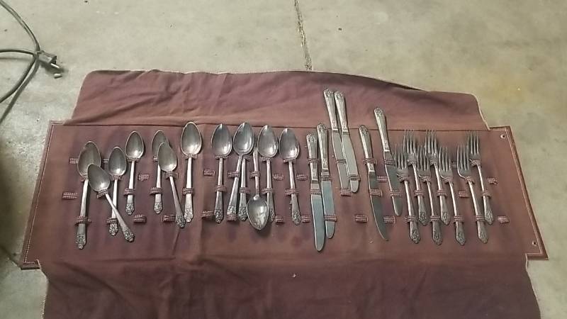 lot 4049 image: Vintage Rogers Brothers Flatware Set With Case