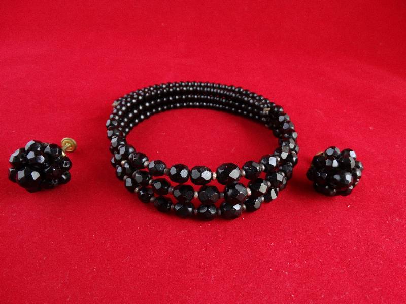 lot 2188 image: Vintage  Bracelet and Screw Back Earring Set-  Excellant