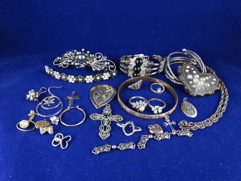 lot 2208 image: Various Pieces of Jewelry
