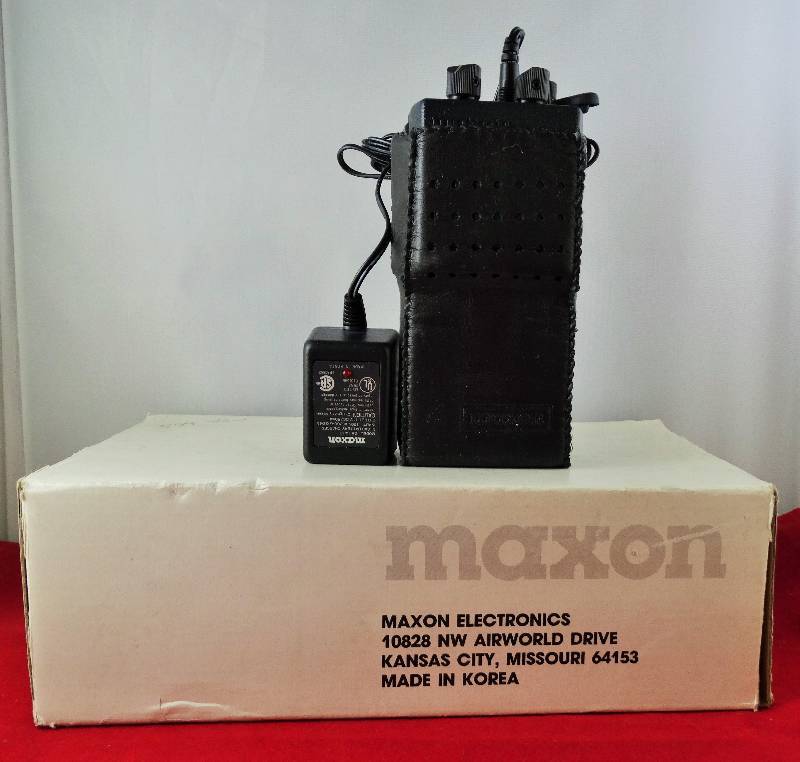 lot 2217 image: Handheld  Maxon CP-0520   UHF FM Transceiver