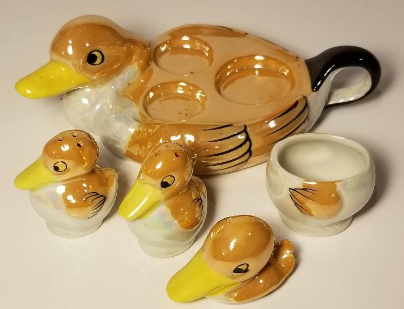 lot 30 image: Vintage 5 PC gold color ducks Salt, Pepper and Sugar