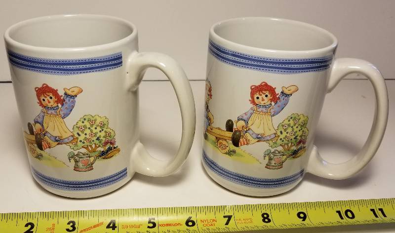 lot 20 image: Set of 2 Vintage Houston Harvest Raggedy Ann and Andy coffee mugs