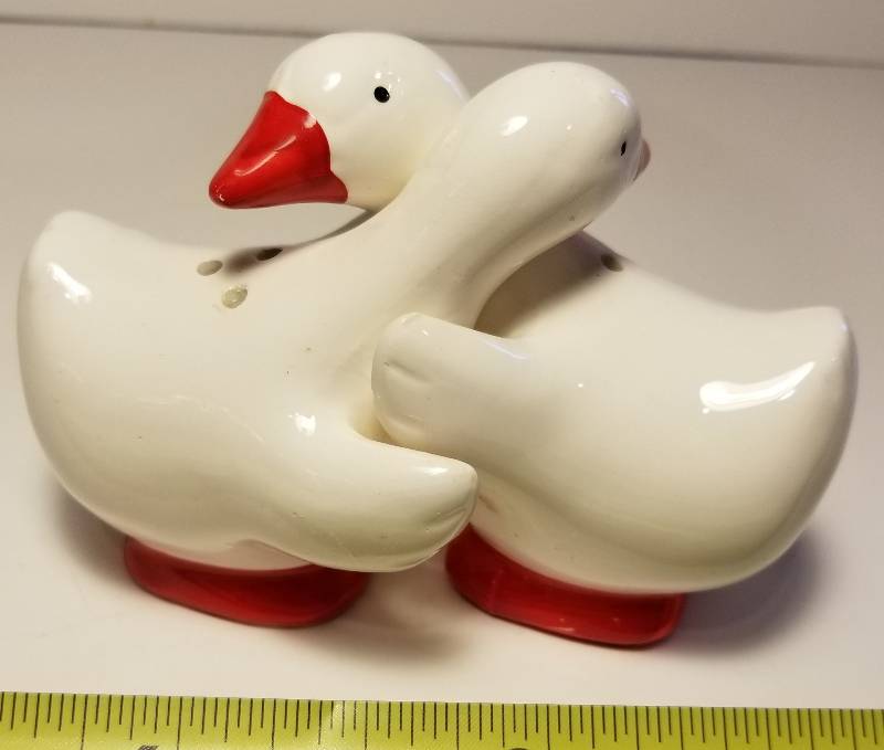 lot 15 image: Geese Salt and Pepper Shakers, hugging